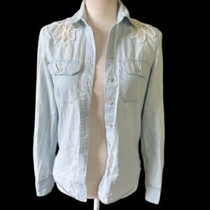 Aeropostale ladies, long sleeve shirt, extra small, good condition crocheted